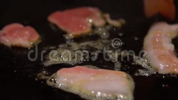 慢动作肉排厨师在烧烤炉上煮生猪肉牛排视频的预览图