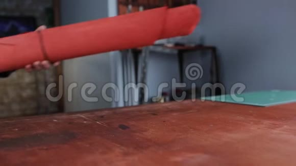 制革厂的制革工人把带红色皮革的卷放在桌子上以便进一步加工视频的预览图