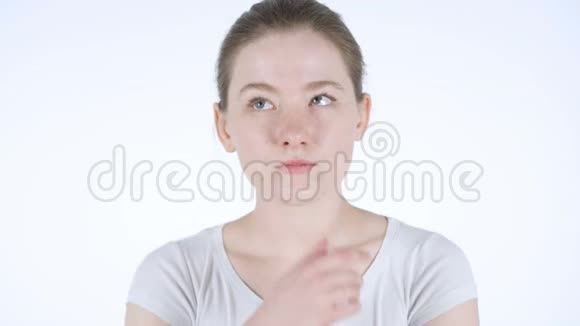 白色背景下的红发女人视频的预览图