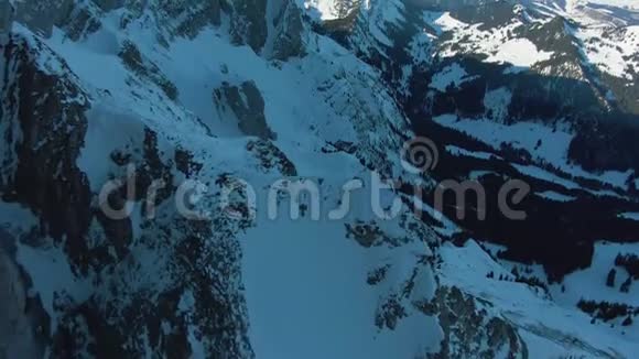 阳光明媚的冬季早晨皮拉特斯山瑞士鸟瞰图视频的预览图
