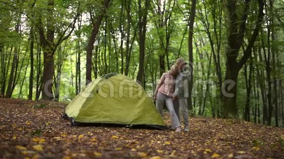 干得漂亮的退休夫妇搭完帐篷视频的预览图