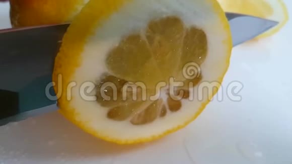白色背景慢镜头上的柠檬刀切割视频的预览图