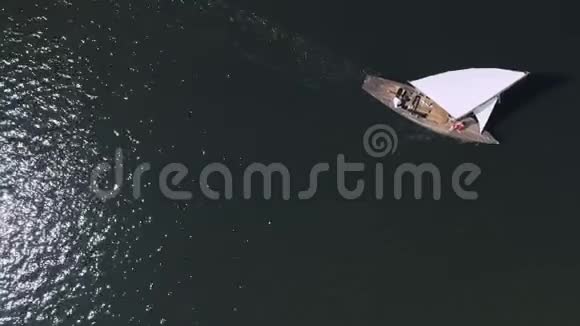 海上帆船的空中射击晴天在海上一男一女在海上游艇上航行视频的预览图