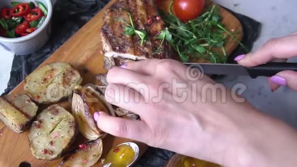慢镜头拍摄女性手切蔬菜肉卷视频的预览图