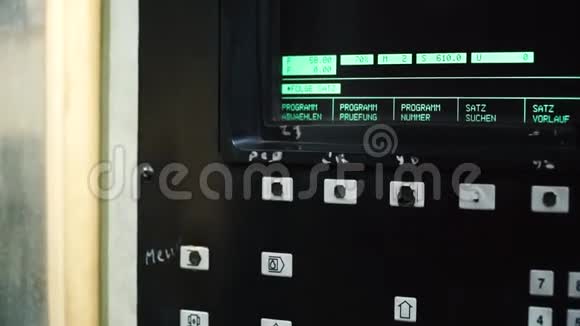 工人正在控制箱上按下启用开关按钮来操作机器剪辑工人开始视频的预览图