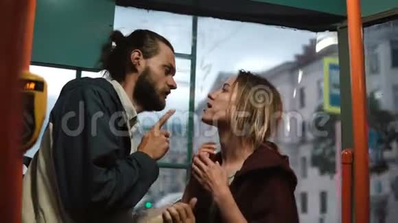 年轻的幸福夫妇乘电车去在公共交通中一起玩男人和女人在一起视频的预览图