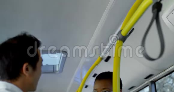 乘坐4k公共汽车时女孩在用手机说话视频的预览图