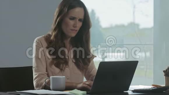 商业女性在电脑上工作专业工作者特写画像视频的预览图