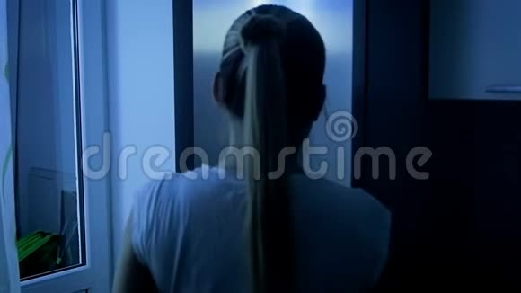 年轻美丽的女人在夜间打开冰箱喝酸奶的慢镜头视频的预览图
