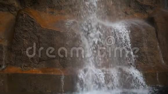 瀑布和砖墙视频的预览图