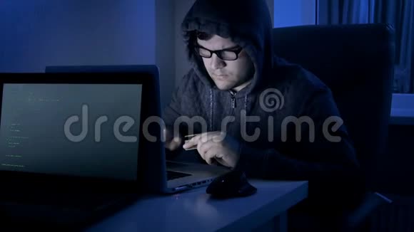黑客在笔记本电脑上偷信用卡钱的录像视频的预览图