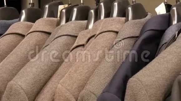 时尚的棕色羊毛夹克挂在商场的衣架上视频的预览图