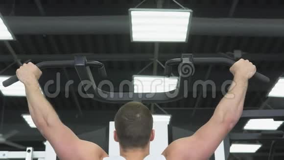 年轻的肌肉男穿着t恤在健身房锻炼交叉培训视频的预览图