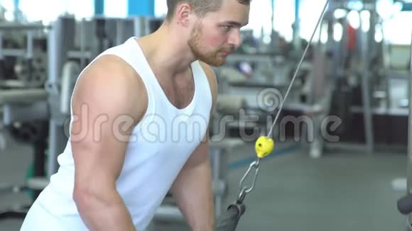 强壮的运动男子在健身房训练块器械交叉培训视频的预览图