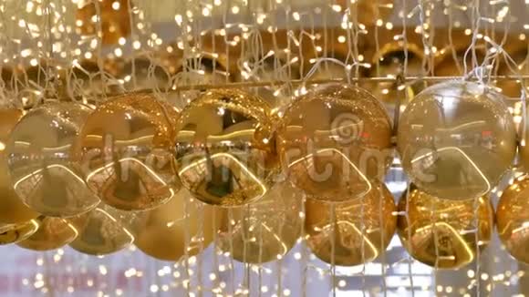 金银圣诞球作为圣诞装饰在购物中心购物中心的时尚装饰视频的预览图
