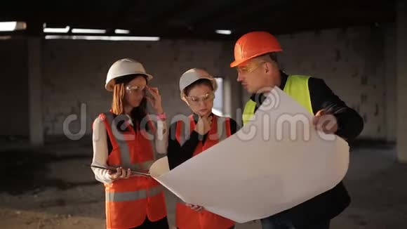 工程师在施工现场与女客户代表沟通核对图纸视频的预览图