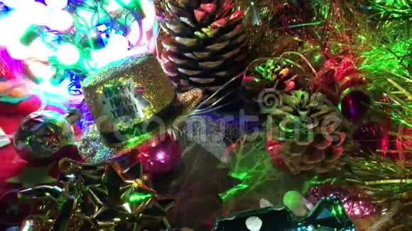 各种圣诞装饰品的组成视频的预览图