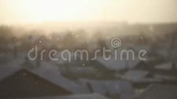 在寒冷的天气里白雪覆盖着城市景观的雪景背景模糊的屋顶视频的预览图