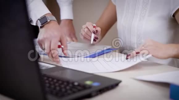 一个女人为她的老板展示了法律文件的变化男人手翻着纸那位女士视频的预览图