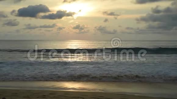 泰国卡隆海滩上的海浪视频的预览图