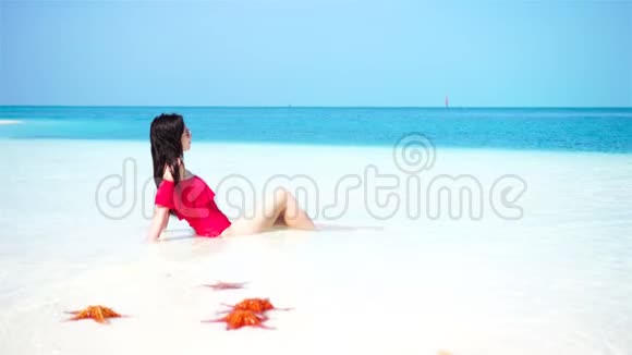 年轻漂亮的女人在热带海滨玩得很开心快乐的女孩享受热带度假的异国风情岛视频的预览图