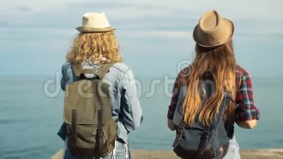 带着背包的年轻女孩旅行者去美丽的海滩视频的预览图
