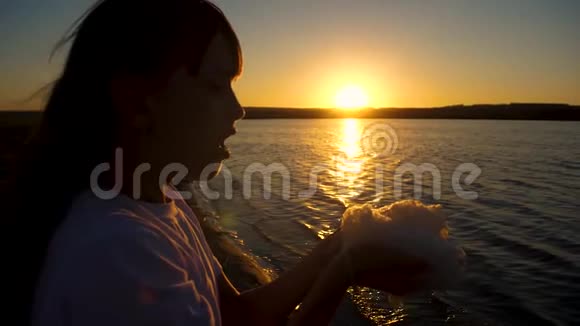 少女在水边吹泡沫慢动作视频的预览图