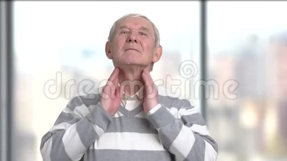 高加索老人嗓子疼视频的预览图