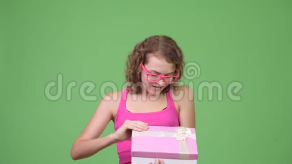 年轻快乐美丽的书呆子女人打开礼物盒看上去很惊讶视频的预览图