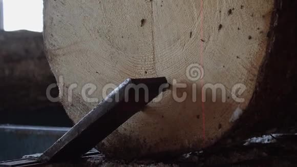 木制原木锚定在工业锯木工作台上视频的预览图