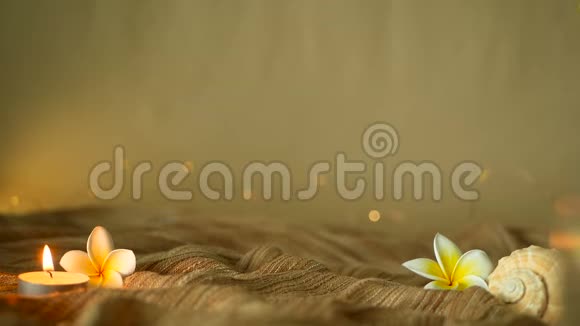 家居装饰用的热带花卉柔软的纺织品上有细长的生命烛光和梅花视频的预览图
