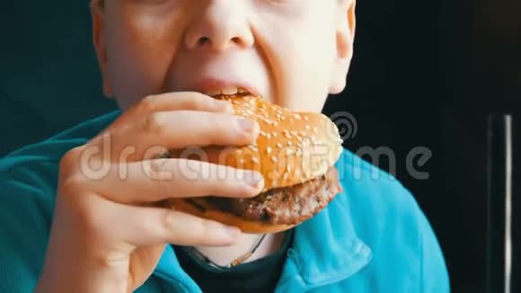 青少年口交替吃汉堡视频的预览图