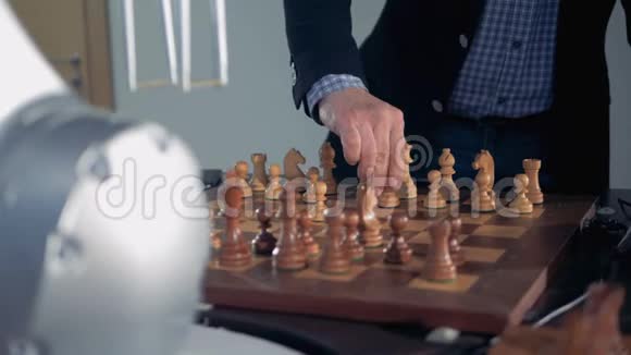 人与机器人棋手下棋视频的预览图