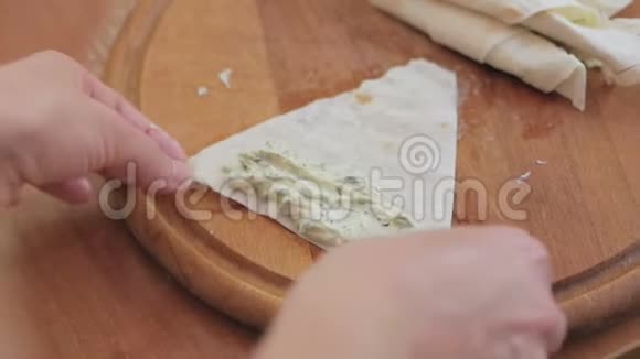准备土耳其民族菜肴西加拉伯尔吉特写女性双手擀一擀面团视频的预览图