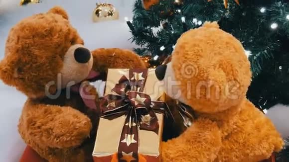 有趣的棕色移动泰迪熊手里拿着一个盒子爪子里有礼物商场的圣诞装饰品视频的预览图