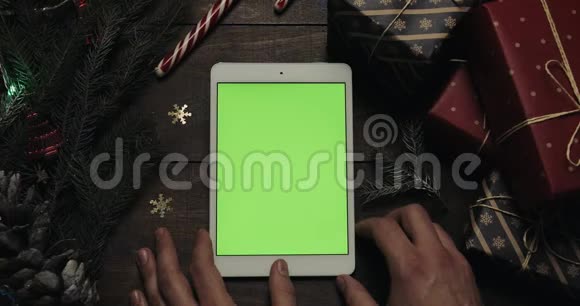 男性手滚动用绿色屏幕放大白色平板电脑上的页面铬钥匙上景垂直视频的预览图