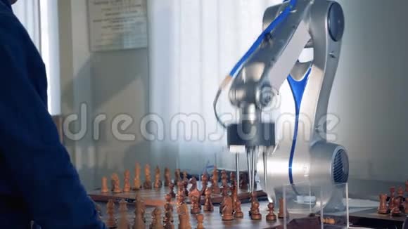 人与创新机器人下棋人工智能视频的预览图