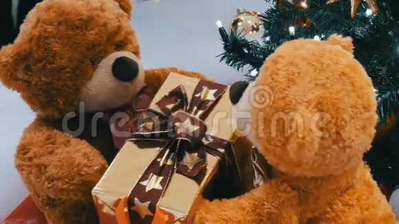 有趣的棕色移动泰迪熊手里拿着一个盒子爪子里有礼物商场的圣诞装饰品视频的预览图