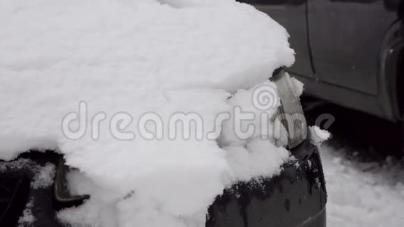 冬天下雪时的汽车前照灯视频的预览图