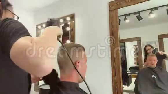 男客户理发师理发视频的预览图