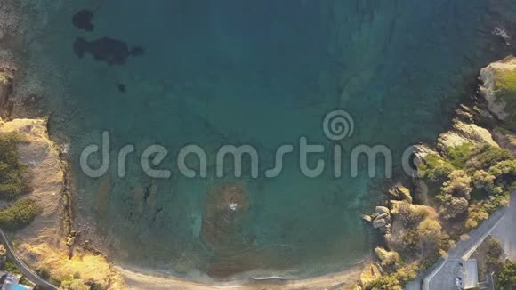 空中无人驾驶飞机拍摄美丽的希腊莫诺纳菲斯海滩视频的预览图