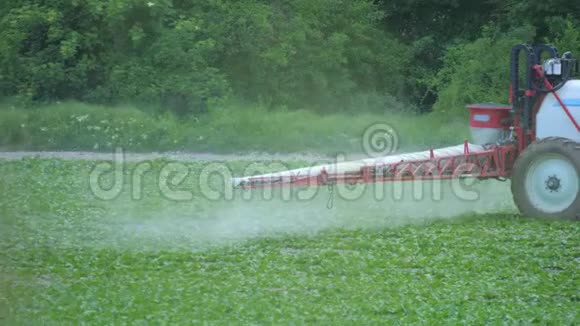 用肥料或化学品喷洒农业植物在工业植物上视频的预览图