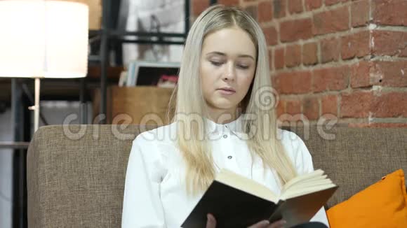 女人读书年轻视频的预览图