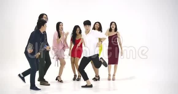 一群亚洲年轻人在白色背景下疯狂跳舞参加聚会庆祝享受视频的预览图