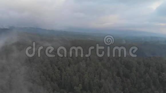 鸟瞰印度尼西亚丛林和森林的傍晚雾和蒸发视频的预览图