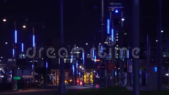 夜间城市的霓虹灯库存录像现代城市的夜间轨道配备了美丽的霓虹灯视频的预览图
