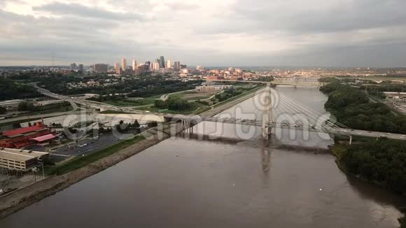 密苏里河大桥建筑高峰交通堪萨斯城MO视频的预览图