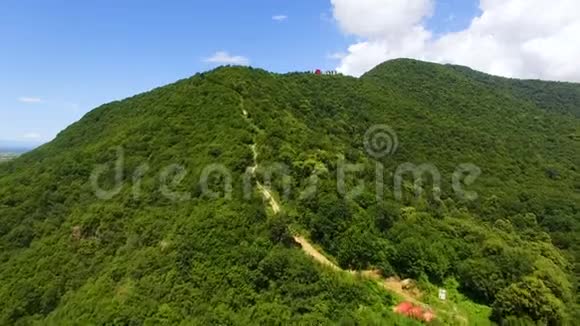 空中飞行在美丽的山上顶部安装艺术自然视频的预览图