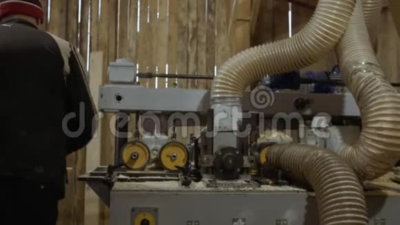 木工在锯木厂操作木板木工连接工作台视频的预览图