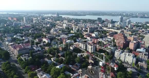 河附近的老城的全景这是一座苏联建造的城市从空中靠近河视频的预览图